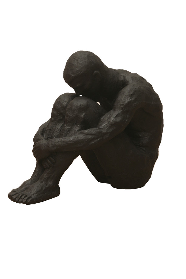 [663TE003] FIGURA SENTADA RESINA NEGRA