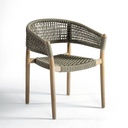 Silla de madera grisácea y cuerda color topo