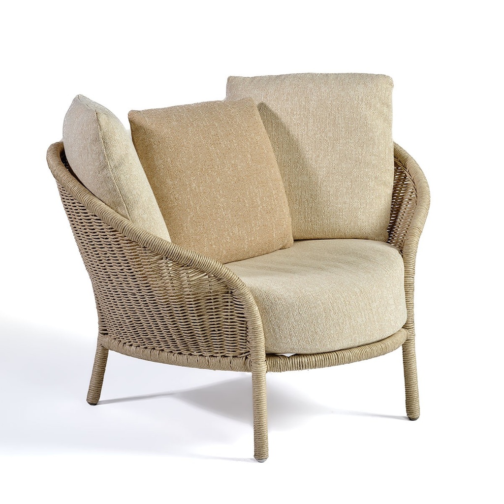 Sillón trenzado en blanco grisáceo.