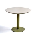Mesa de comedor exterior verde y cerámica blanca