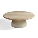 Mesa de centro de madera de teca grisácea y base en efecto cemento blanco.