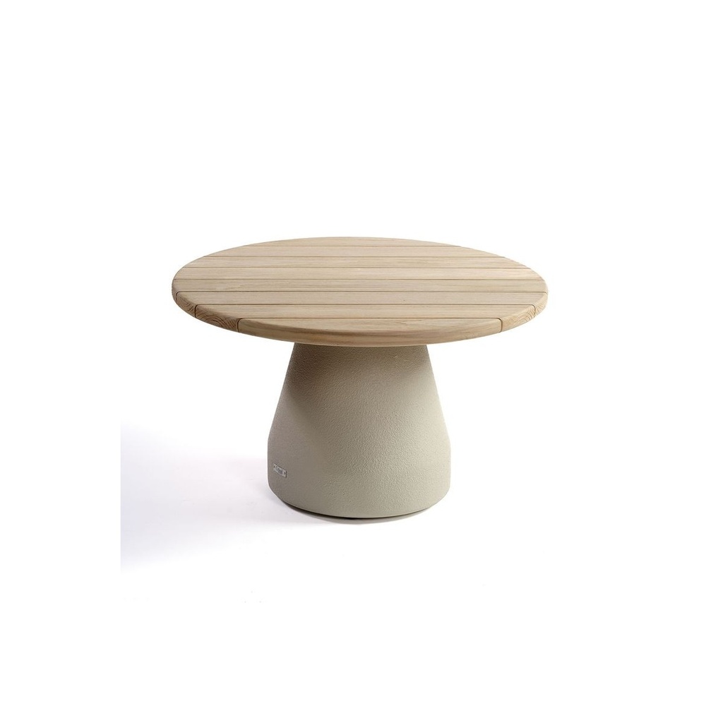 Mesa auxiliar de madera de teca grisácea y base en efecto cemento blanco.