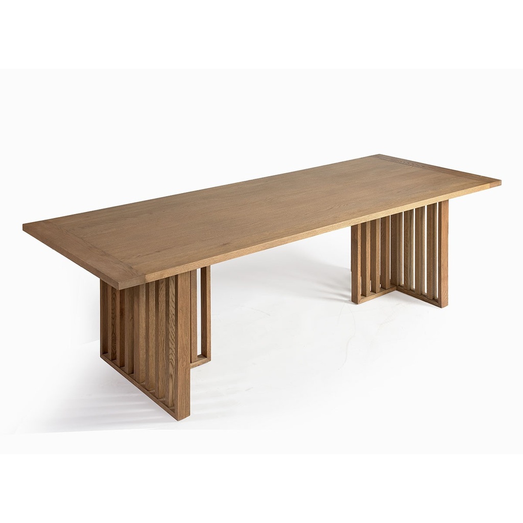 Mesa de comedor acabada en roble natural y patas alistonadas