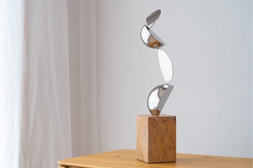 ESCULTURA MOVIMIENTO. ACERO Y MÁRMOL