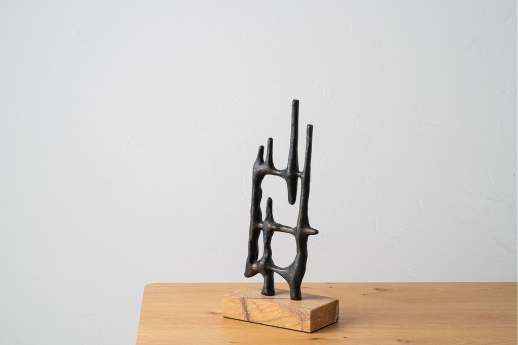 ESCULTURA ABSTRACTA N4. METAL Y MÁRMOL