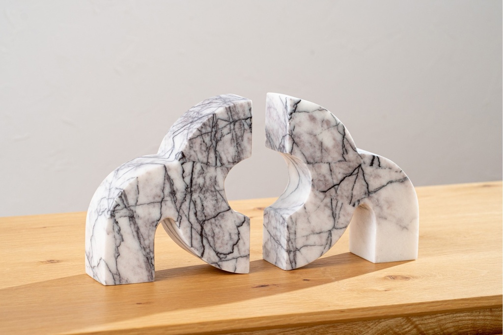 ESCULTURA MÁRMOL BLANCO GRIS.
