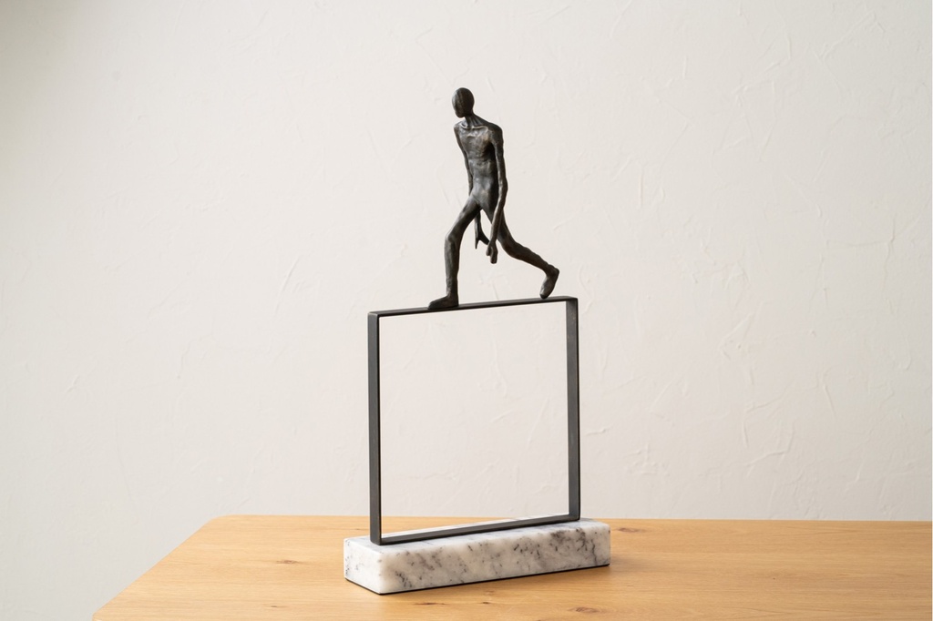 ESCULTURA CUADRADO. METAL Y MÁRMOL