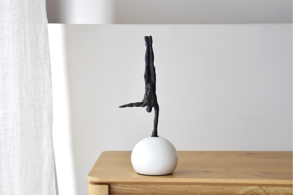 ESCULTURA EQUILIBRIO N2.METAL Y MÁRMOL