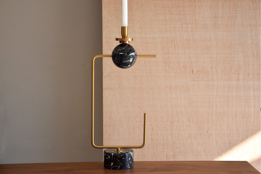 CANDELABRO EN  METAL Y MARMOL NEGRO