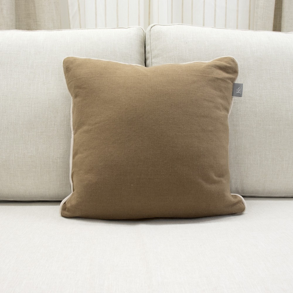 Funda cojín Kentia marrón con vivo beige