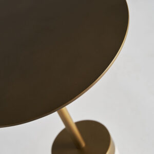 combinado con mármol y latón.