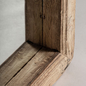 de estilo colonial. Fabricado en madera de teka.