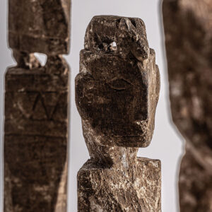 de estilo étnico. Fabricado en madera de acacia.