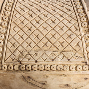 de estilo colonial. Fabricado en madera de teka.