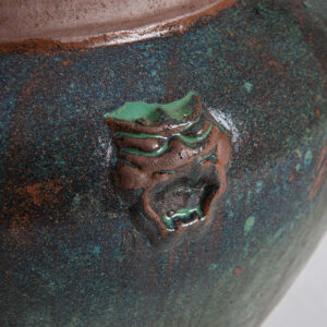 de estilo oriental. Fabricado en cerámica.