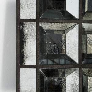 combinado con madera en color gris.