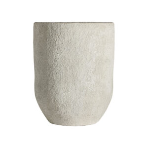 Ánfora georgia de estilo contemporáneo fabricado en terracota en color blanco roto.