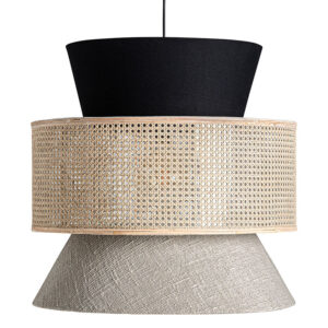 Lámpara de colgar bethale de estilo boho fabricado en ratán en color marrón combinado con algodón en color blanco roto y poliéster.