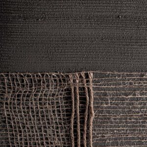 combinado con madera de pino en color marrón.