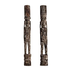 Escultura j 2 de estilo étnico fabricado en madera tropical en color marrón con acabado envejecido.