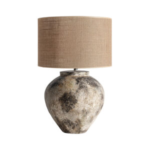 Lámpara de sobremesa de estilo colonial fabricado en yute en color marrón claro combinado con terracota en color tonos en marrón con acabado envejecido. Producto desmontable elevable.