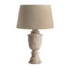 Lámpara de sobremesa de estilo provenzal fabricado en madera de mango en color marrón combinado con algodón.