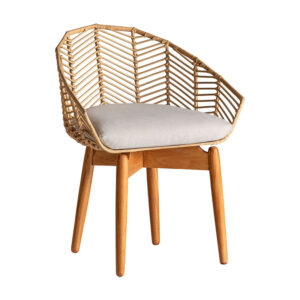 Silla plissé rattan de estilo nórdico fabricado en madera de mahogany en color marrón combinado con ratán y algodón en color blanco roto. Producto desmontable desenfundable.