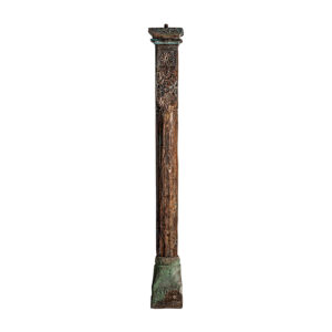 Columna byron de estilo étnico fabricado en madera antigua en color marrón con acabado envejecido combinado con piedra.