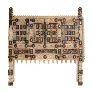 Consola bepea de estilo étnico fabricado en madera de teka en color marrón con acabado envejecido.