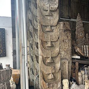 Escultura pie de estilo étnico fabricado en madera suar en color marrón con acabado envejecido combinado con hierro en color negro.