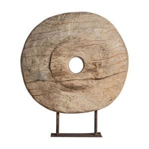 Figura decorativa de estilo étnico fabricado en madera de pino reciclado en color marrón con acabado envejecido combinado con hierro.