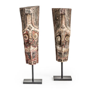 Figura decorativa j 2 primitivo de estilo étnico fabricado en hierro en color marrón combinado con madera de acacia.