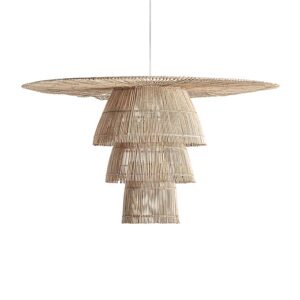 Lámpara de colgar de estilo boho fabricado en ratán en color marrón.