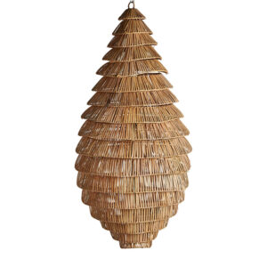 Lámpara de colgar de estilo étnico fabricado en ratán en color marrón combinado con hierro.