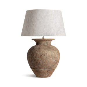 Lámpara de sobremesa de estilo vintage fabricado en cerámica en color tonos en marrón con acabado envejecido combinado con algodón en color crema con acabado jaspeado.