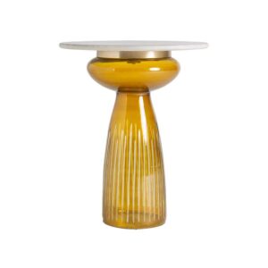 Mesa auxiliar Dalsbida de estilo art deco fabricado en vidrio en color ocre combinado con mármol en color blanco y acero en color oro.
