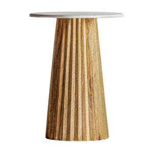 Mesa bar plissé wood de estilo art deco fabricado en madera de mango en color blanco combinado con mármol en color natural. Limpiar rápidamente la superfície del mármol si se mancha para evitar marcas. Producto desmontable.