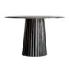 Mesa comedor plissé wood de estilo art deco fabricado en madera de mango en color negro combinado con mármol mate. Limpiar rápidamente la superfície del mármol si se mancha para evitar marcas. Producto desmontable.