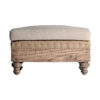 Reposapiés retz de estilo provenzal fabricado en madera de mango en color crema combinado con algodón. Producto desenfundable.