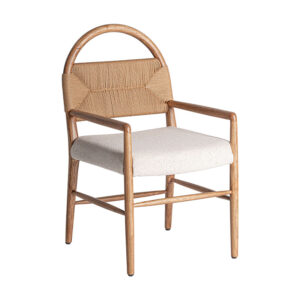 Silla imphy de estilo contemporáneo fabricado en poliéster en color blanco roto combinado con madera de caucho y enea.
