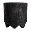 Mesa auxiliar Kepoi de estilo étnico fabricado en madera suar carbonizada en color negro con acabado envejecido.
