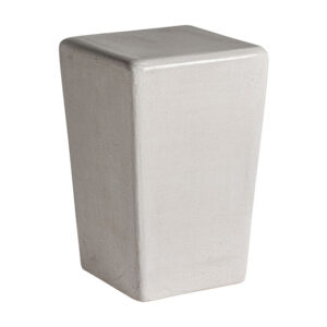 Mesa auxiliar vasto de estilo contemporáneo fabricado en piedra en color blanco.