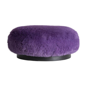 Reposapiés tropez de estilo contemporáneo fabricado en poliéster en color morado combinado con madera de pino en color negro y madera contrachapada.