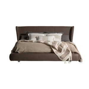 Cama wayne de estilo contemporáneo fabricado en piel en color marrón combinado con madera de pino y espuma. Producto desmontable.