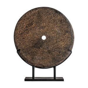 Figura decorativa de estilo étnico fabricado en piedra en color marrón combinado con hierro. Producto desmontable.