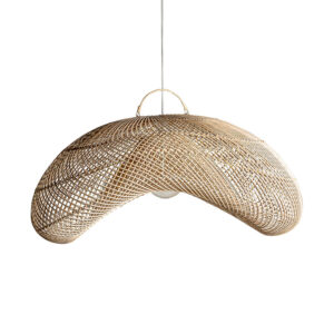 Lámpara de colgar de estilo contemporáneo fabricado en ratán en color marrón.
