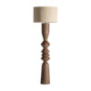 Lámpara de pie megeve de estilo contemporáneo fabricado en madera de mango en color marrón combinado con yute en color crema.