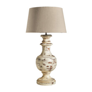 Lámpara de sobremesa de estilo provenzal fabricado en madera de mango en color blanco con acabado decapado combinado con algodón.