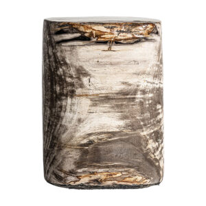 Mesa auxiliar Telti de estilo étnico fabricado en madera petrificada en color marrón con acabado envejecido en color beige.