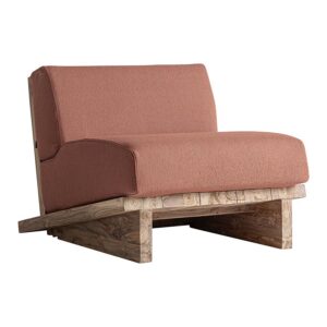 Sillón Pure fabricado en madera de teka reciclada en color marrón combinado con polipropileno reciclado en color teja y espuma.